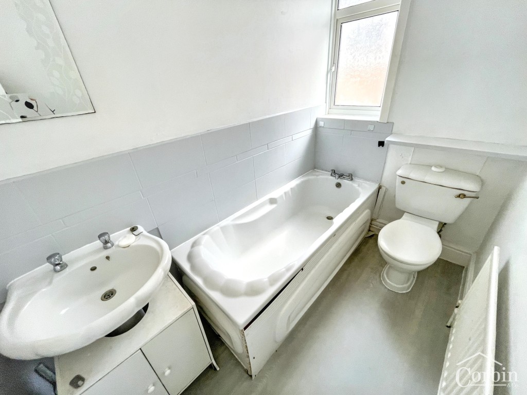 Lot: 149 - DETACHED HOUSE FOR IMPROVEMENT - Bathroom with white suite